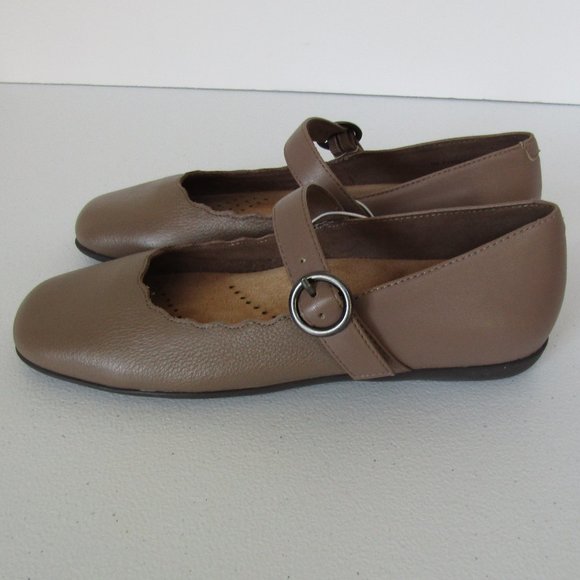 Trotters Sugar Leather Flat Shoe - Picture 4 of 8